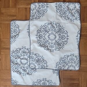 NWOT Elegant Set Of Gray and White Patterned Pillow Shams